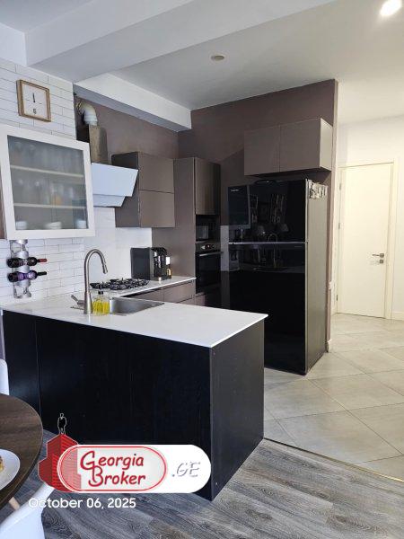 продается квартира с новым ремонтом 4-комнаты